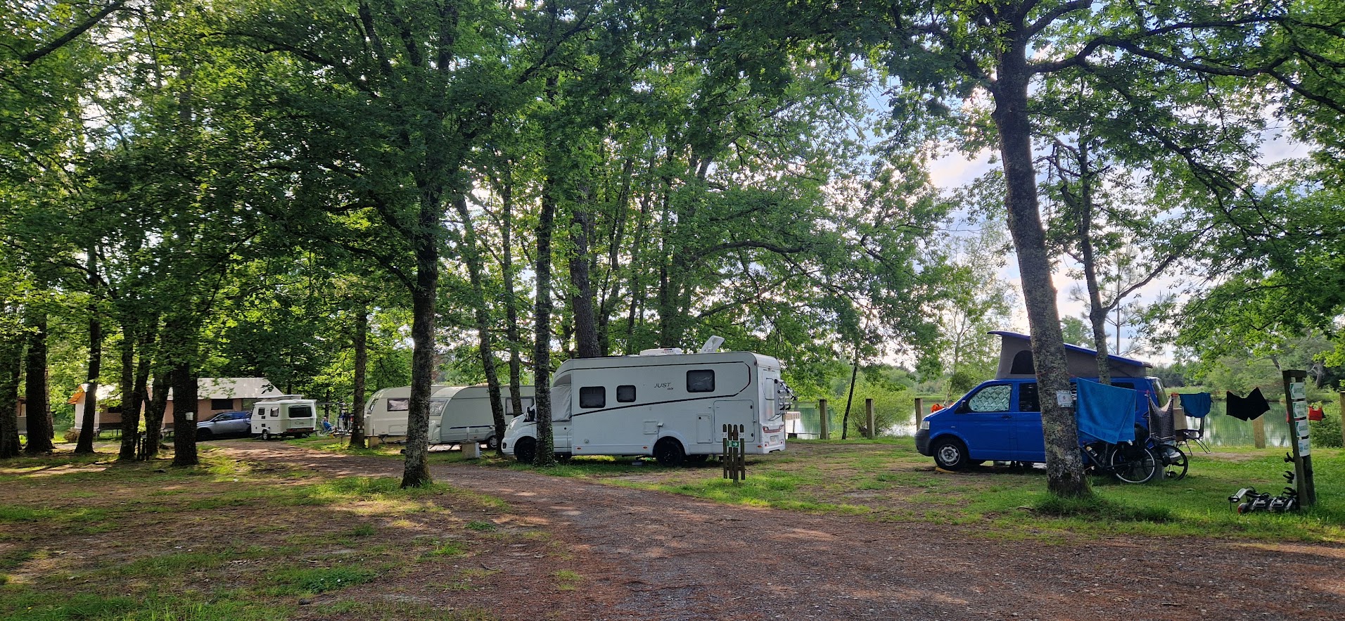Emplacement de camping arboré au Chêne du Lac